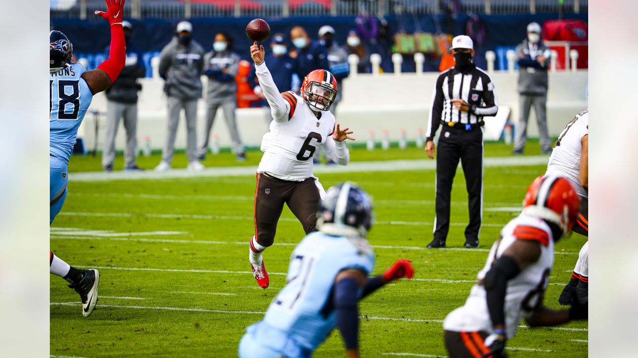 Browns storm Titans with first-half blitz, hang on to clinch first