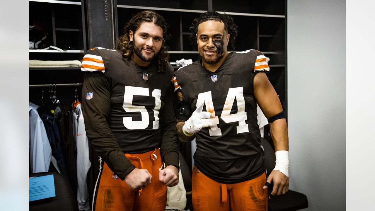 Browns re-sign LB Sione Takitaki