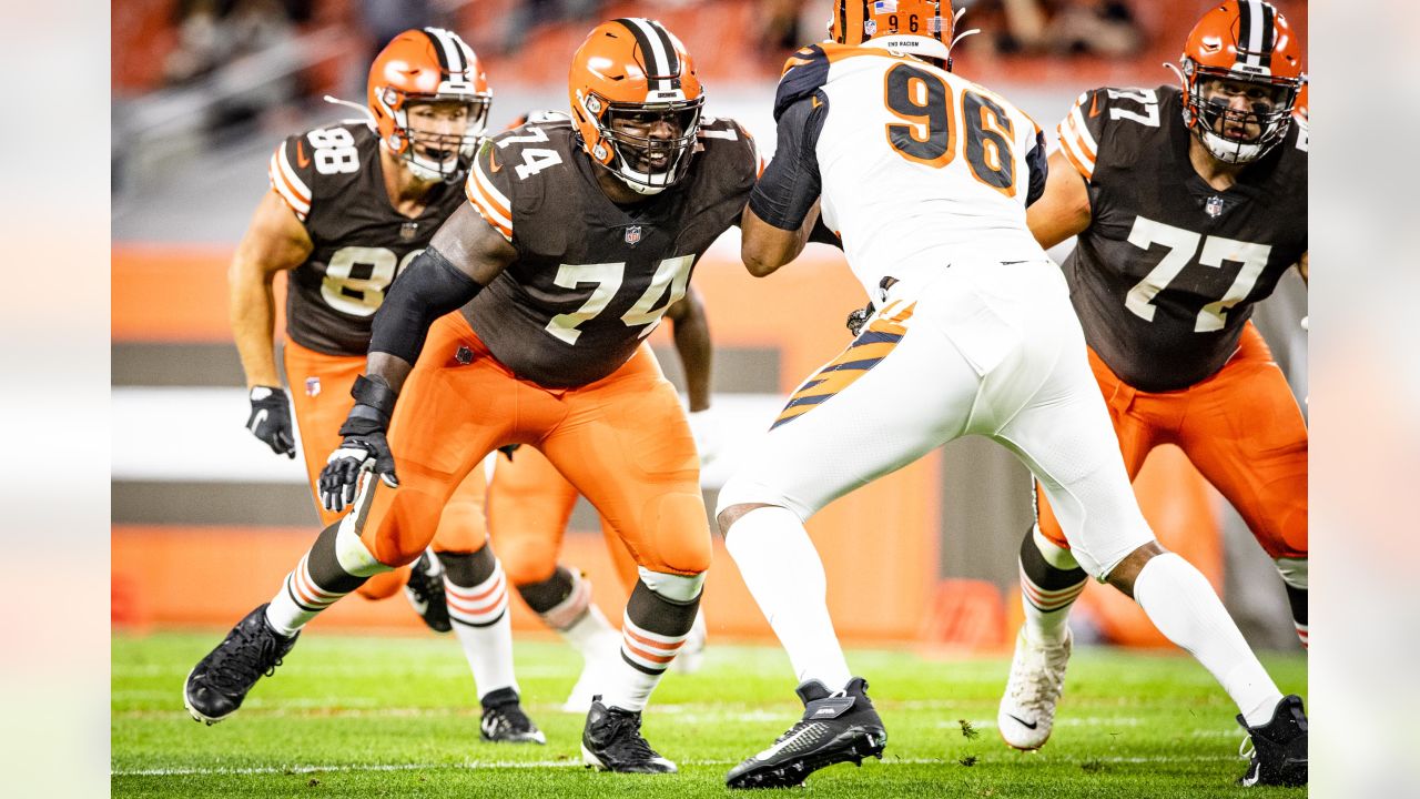 Cleveland Browns offensive tackle Chris Hubbard (74) lines up