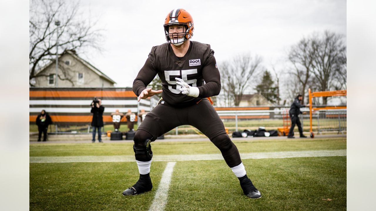 Cleveland Browns resign center Ethan Pocic