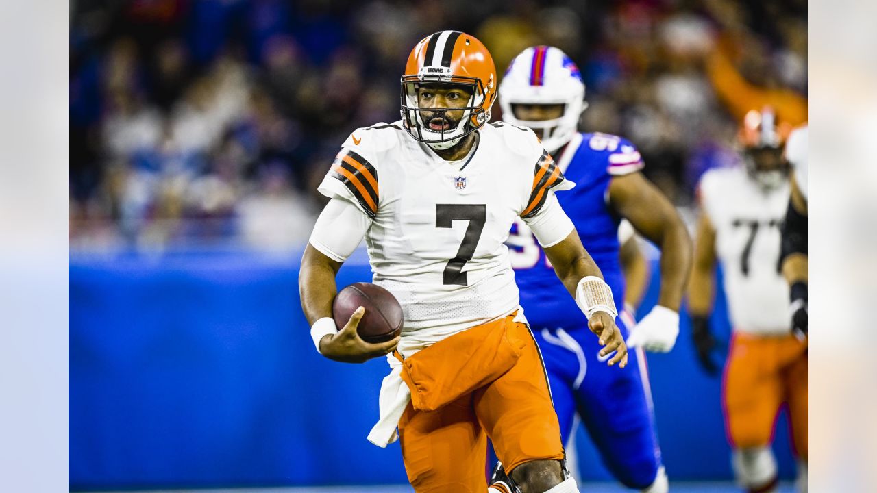 Bulldogs In The NFL - Image 18: Cleveland Browns running back Nick Chubb  (24) rushes during the first half of an NFL football game against the Buffalo  Bills, Sunday, Nov. 10, 2019