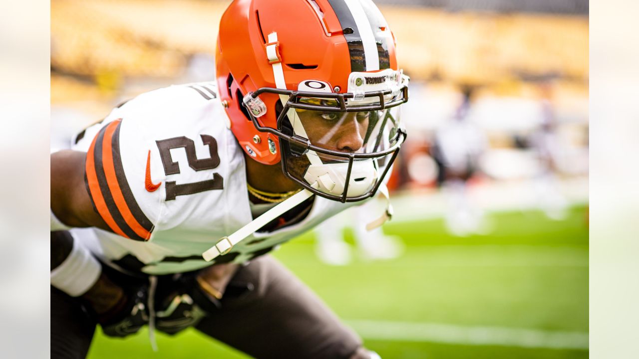 Cleveland Browns cornerback Denzel Ward (21) watches a replay during an NFL  football game against the Arizona Cardinals, Sunday, Oct. 17, 2021, in  Cleveland. (AP Photo/Kirk Irwin Stock Photo - Alamy