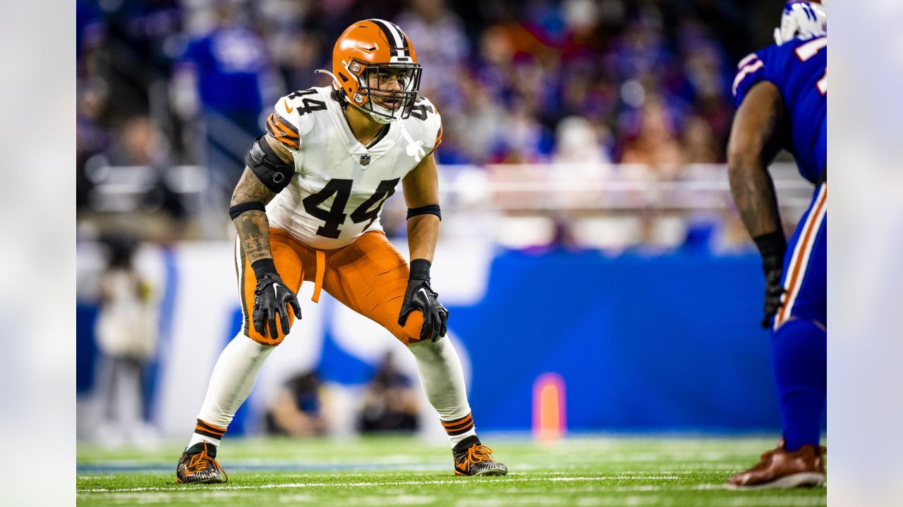 Cleveland Browns linebacker Sione Takitaki, 2021-2022 