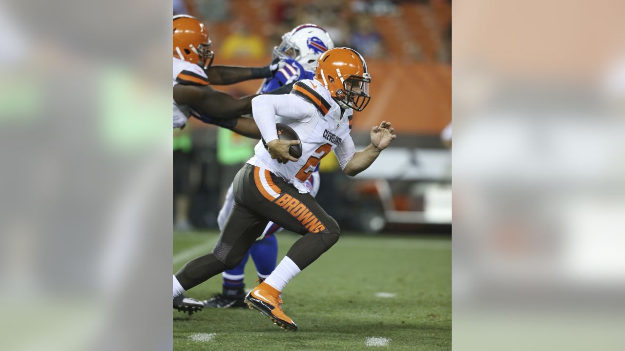 Cleveland Browns wide receiver Shane Wynn catches a pass during practice at  the NFL football team's training camp Monday, Aug. 10, 2015, in Berea,  Ohio. (AP Photo/Tony Dejak Stock Photo - Alamy