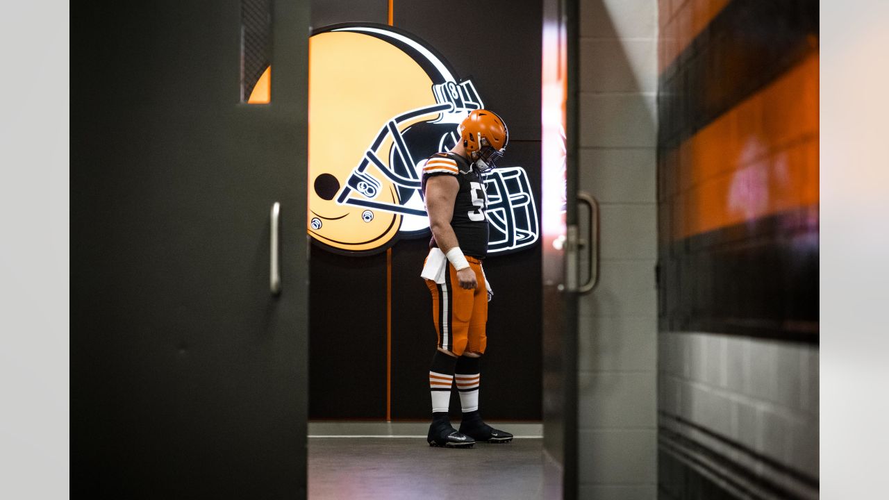 Browns Center Ethan Pocic Goes to Locker Room