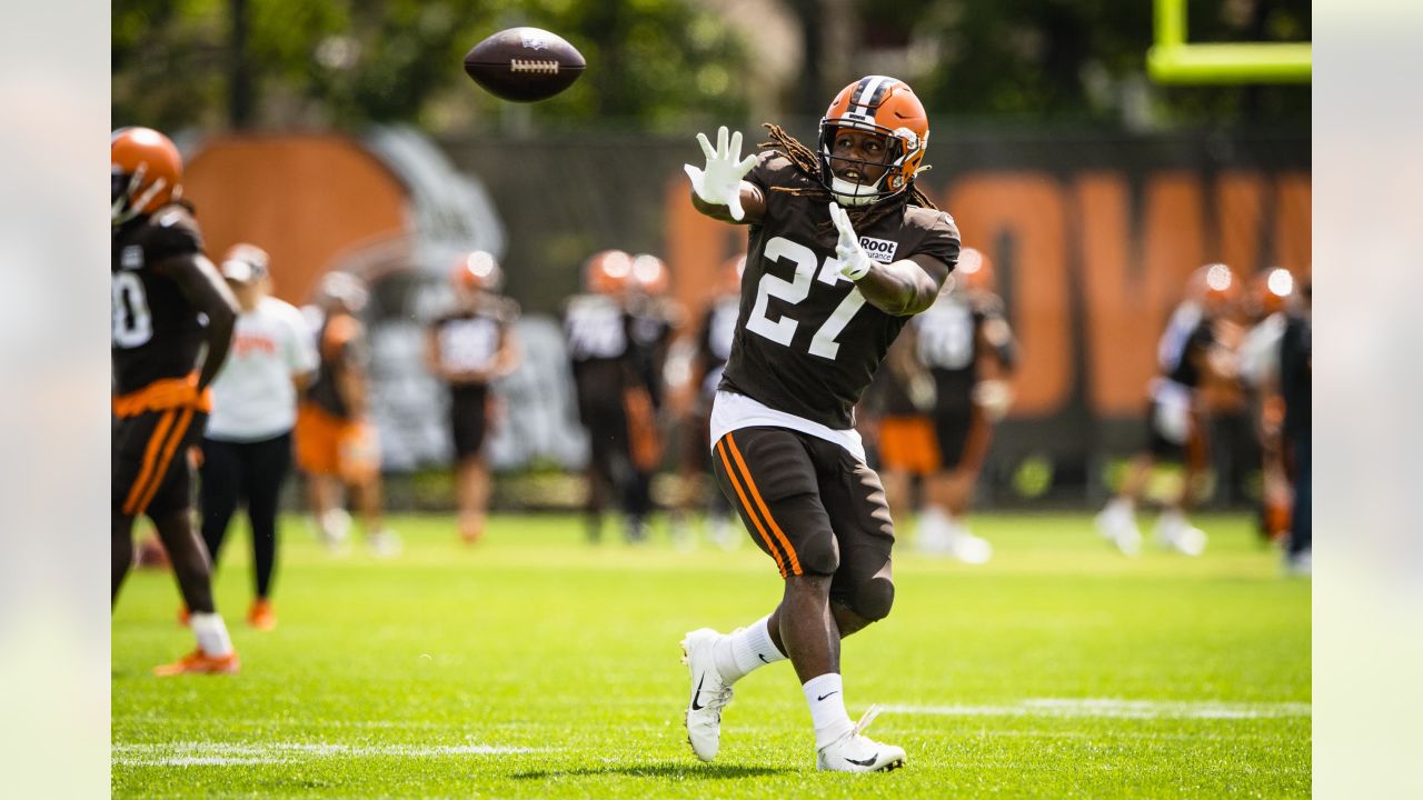 CHARLOTTE, NC - SEPTEMBER 11: Cleveland Browns running back Kareem Hunt (27)  during an NFL football game between the Cleveland Browns and the Carolina  Panthers on September 11, 2022 at Bank of