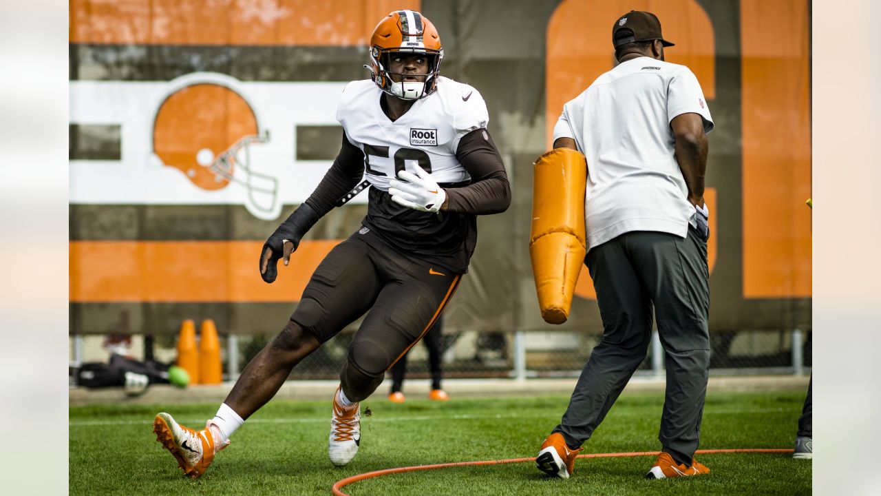 Cleveland Browns defensive end Isaiah Thomas (58) lines up for a