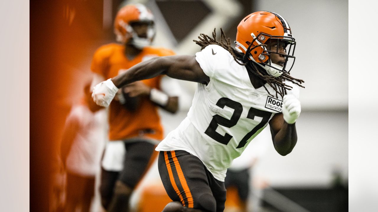 Browns rookie DE Alex Wright learning from the positive and negative in  Jadeveon Clowney's Cleveland tenure 