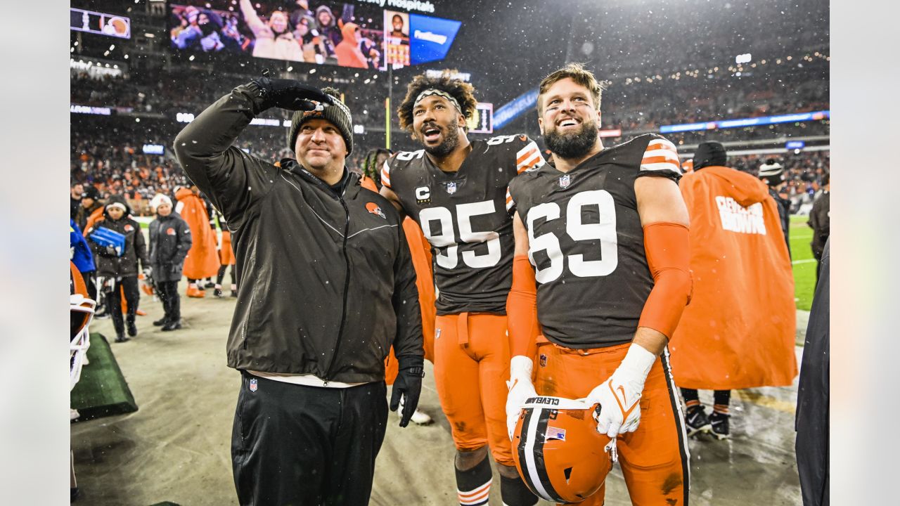 Browns and Bengals stand together for national anthem