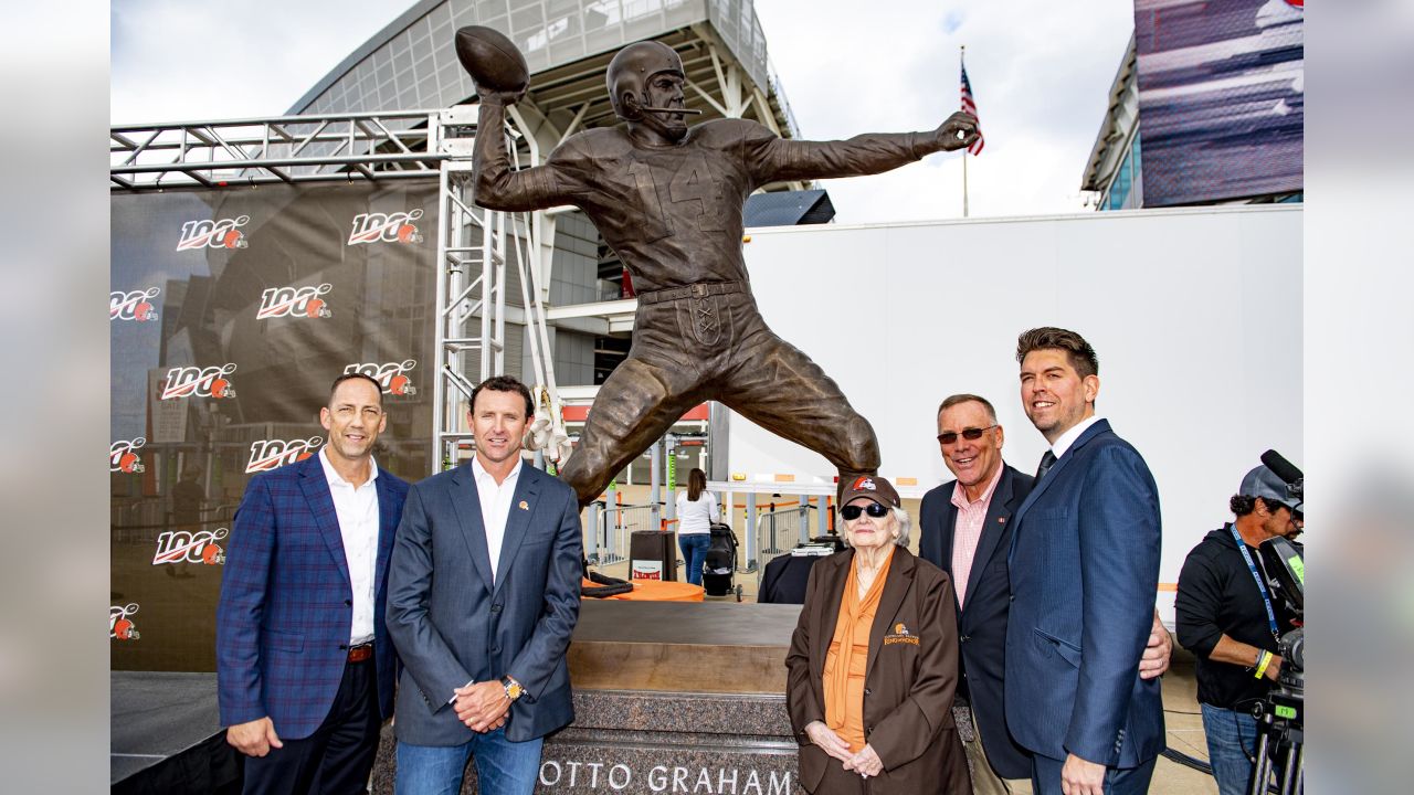 Browns unveil statue of Hall of Fame QB Otto Graham 