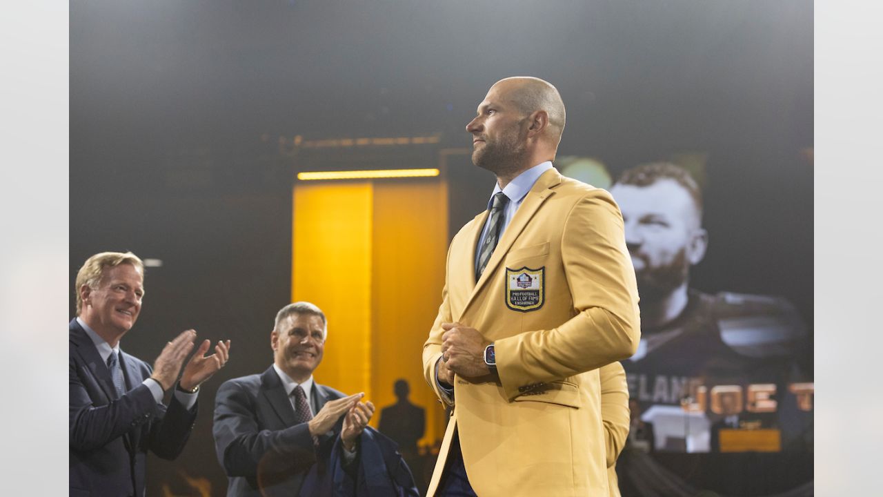 Browns' Joe Thomas receives Pro Football Hall of Fame gold jacket