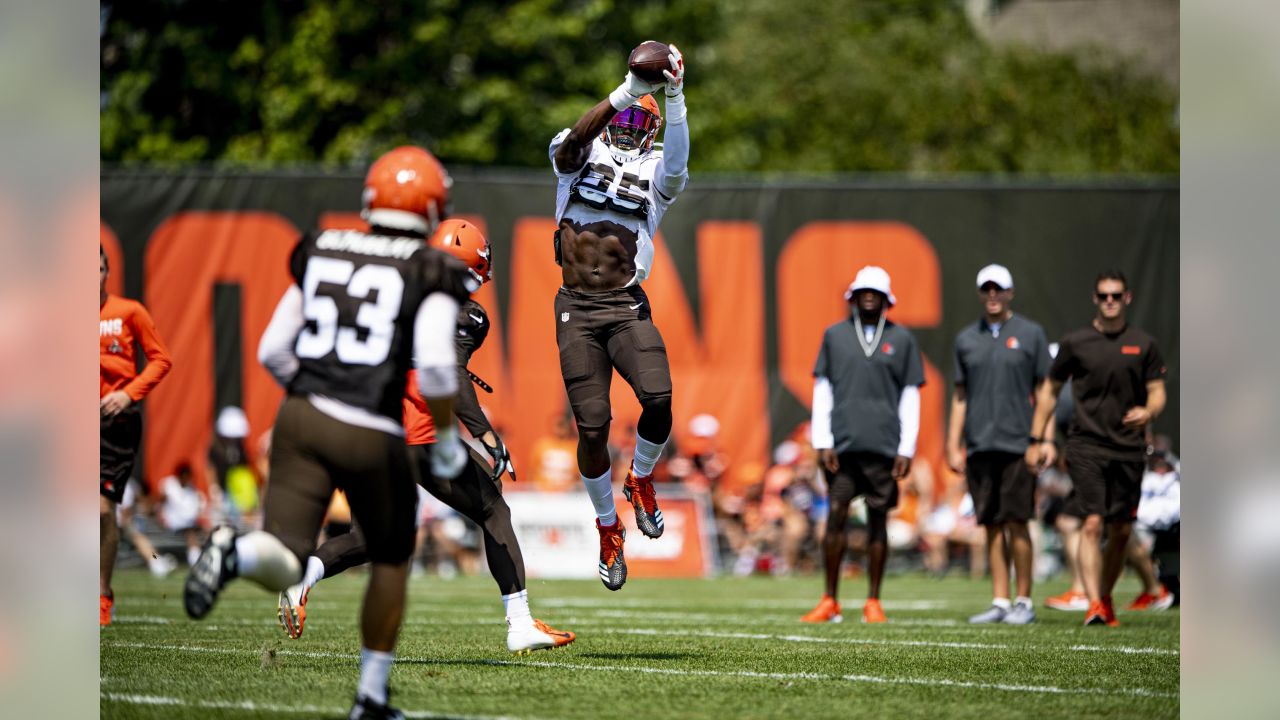 Cleveland Browns running back Dontrell Hilliard returns opening kick during  the first half of an NFL football game against the Seattle Seahawks,  Sunday, Oct. 13, 2019, in Cleveland. (AP Photo/Ron Schwane Stock