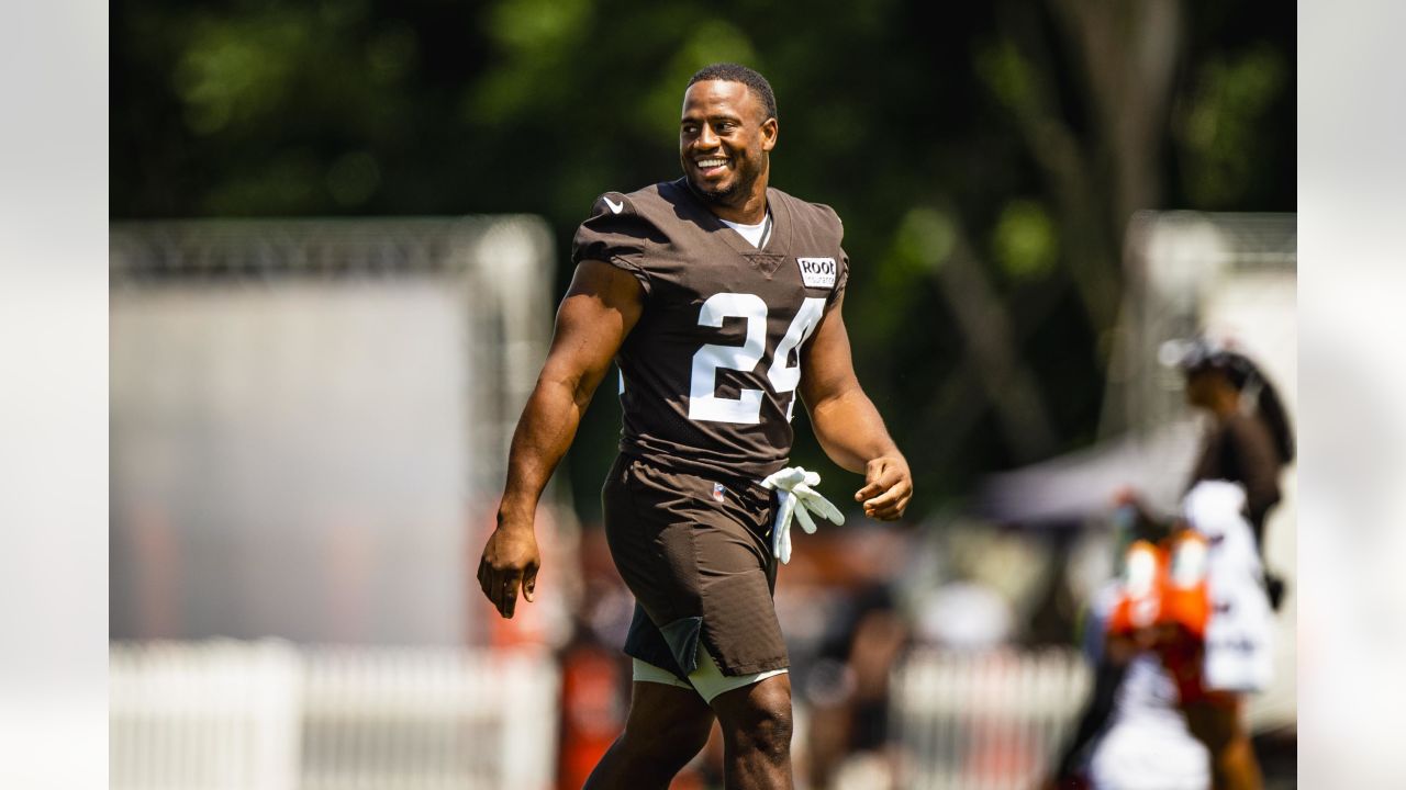 Browns Player Jacob Phillips Visits Euclid High School to Help