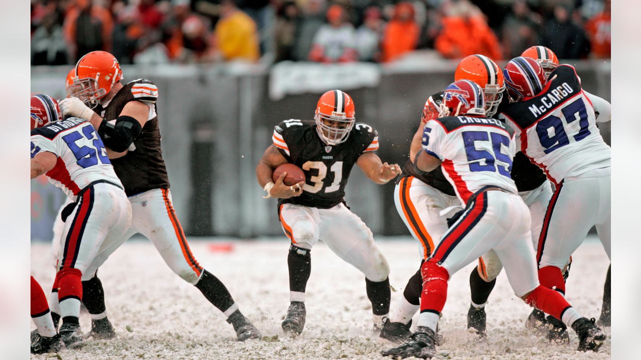 Cleveland Browns fans cheer in the snow during an NFL football game against  the Buffalo Bills Sunday, Dec. 16, 2007, in Cleveland. (AP Photo/Mark  Duncan Stock Photo - Alamy