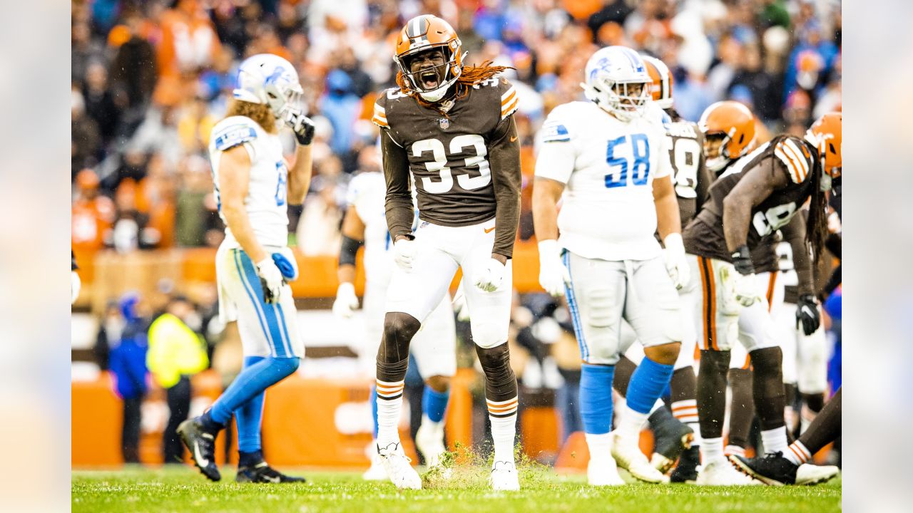 Ronnie Harrison Jr. #33 of the Cleveland Browns runs with the ball