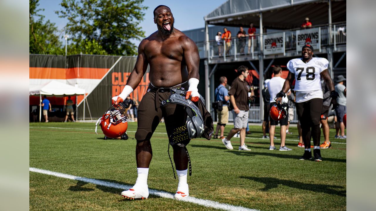 Cleveland Browns tight end Stephen Carlson catches a pass against  linebacker Christian Kirksey at the team's NFL football training facility  in Berea, Ohio, Tuesday, June 4, 2019. (AP Photo/Ron Schwane Stock Photo 