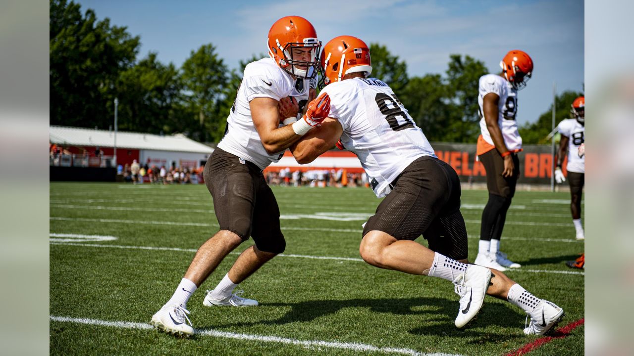 Dee and Jimmy Haslam back Browns players' right to kneel, which draws ire  of some fans