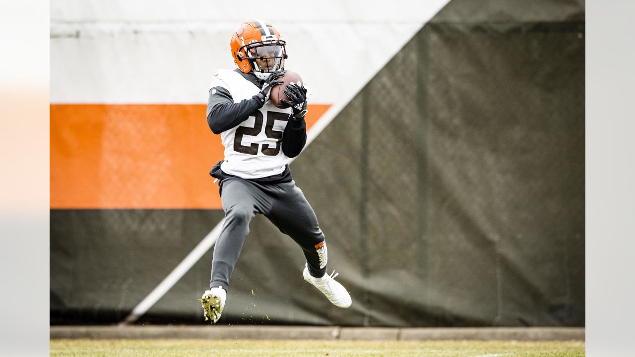 Cleveland Browns cornerback M.J. Stewart Jr. (36) lines up for a play  during an NFL football game against the Las Vegas Raiders, Monday, Dec. 20,  2021, in Cleveland. (AP Photo/Kirk Irwin Stock