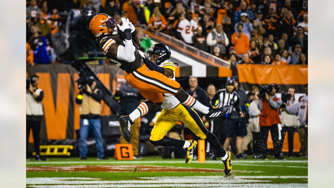 CLEVELAND, OH - OCTOBER 09: Cleveland Browns tight end David Njoku