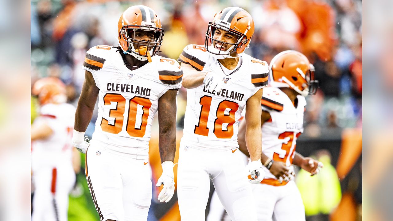 Houston, Texas, USA. 4th Dec, 2022. Cleveland Browns running back Nick  Chubb (24) carries the ball upfield during the first quarter of the game  between the Houston Texans and the Cleveland Browns