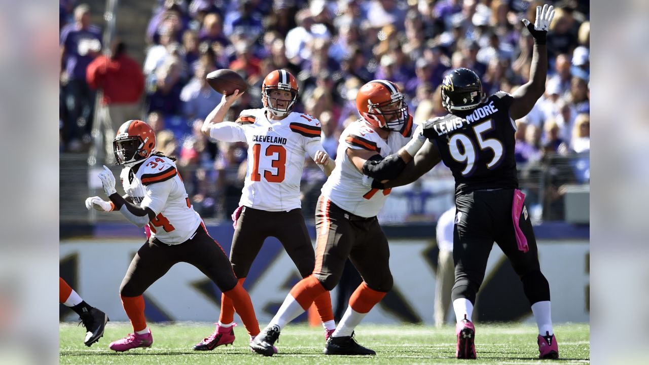 East Rutherford, New Jersey, USA. 13th Sep, 2015. Cleveland Browns  quarterback Josh McCown (13) throws the ball prior to the NFL game between  the Cleveland Browns and the New York Jets at