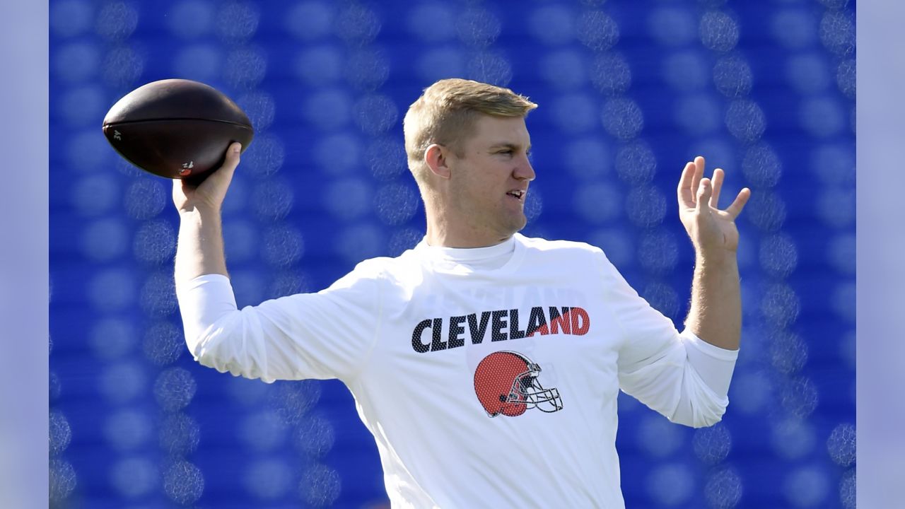 East Rutherford, New Jersey, USA. 13th Sep, 2015. Cleveland Browns  quarterback Josh McCown (13) throws the ball prior to the NFL game between  the Cleveland Browns and the New York Jets at