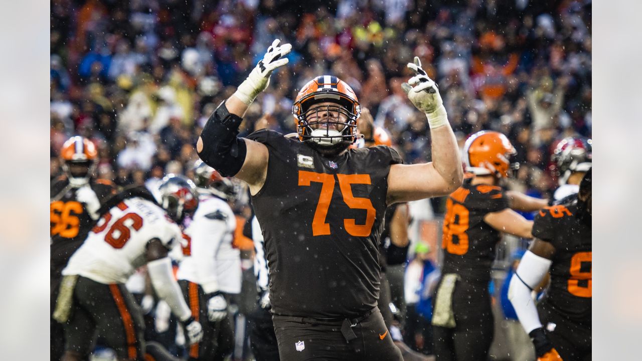 Browns Pro Bowl guard Bitiono back for playoffs after COVID