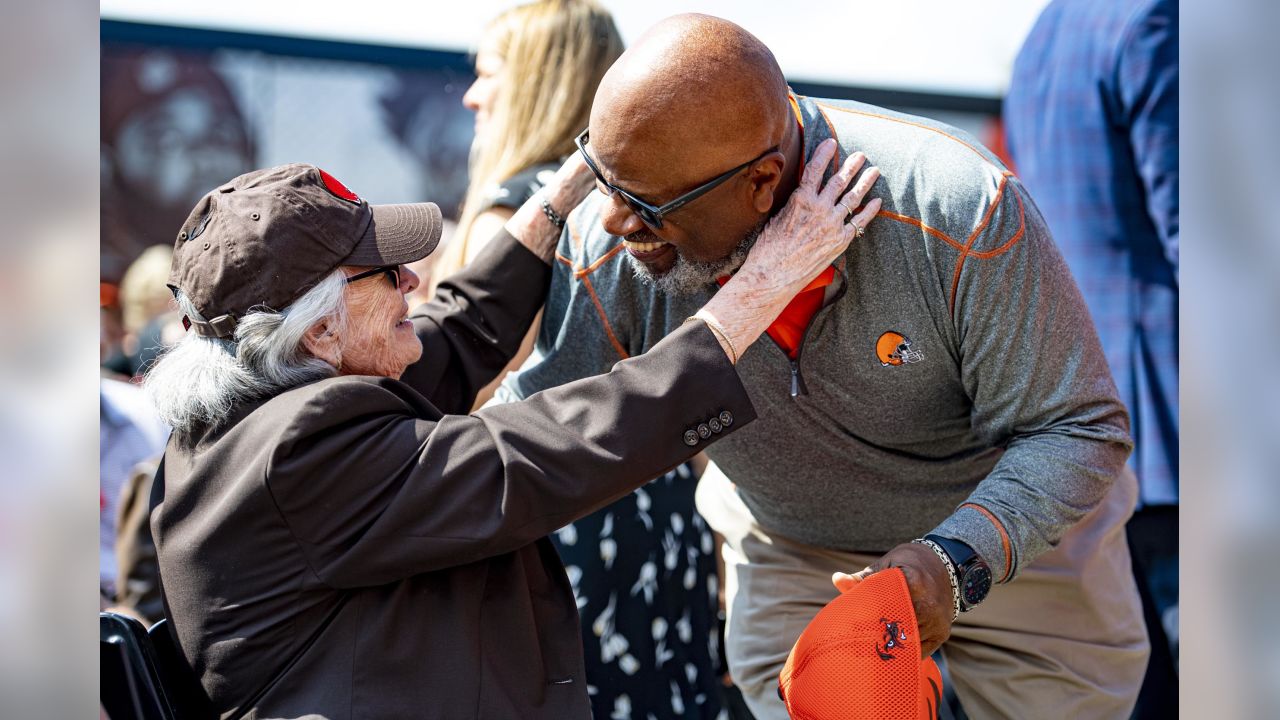 Browns unveil statue of Hall of Fame QB Otto Graham 