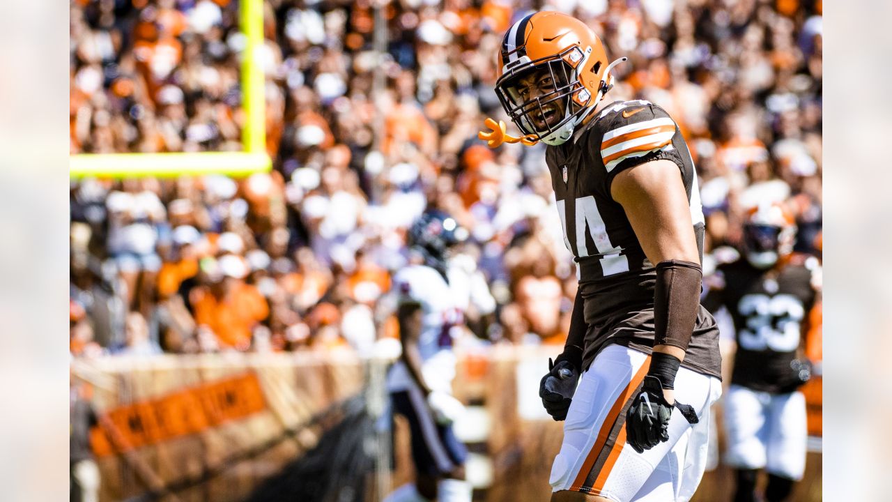 Browns LB Takitaki Encourages Fans To Get Ready For Divisional Round With  'Takis' Chips