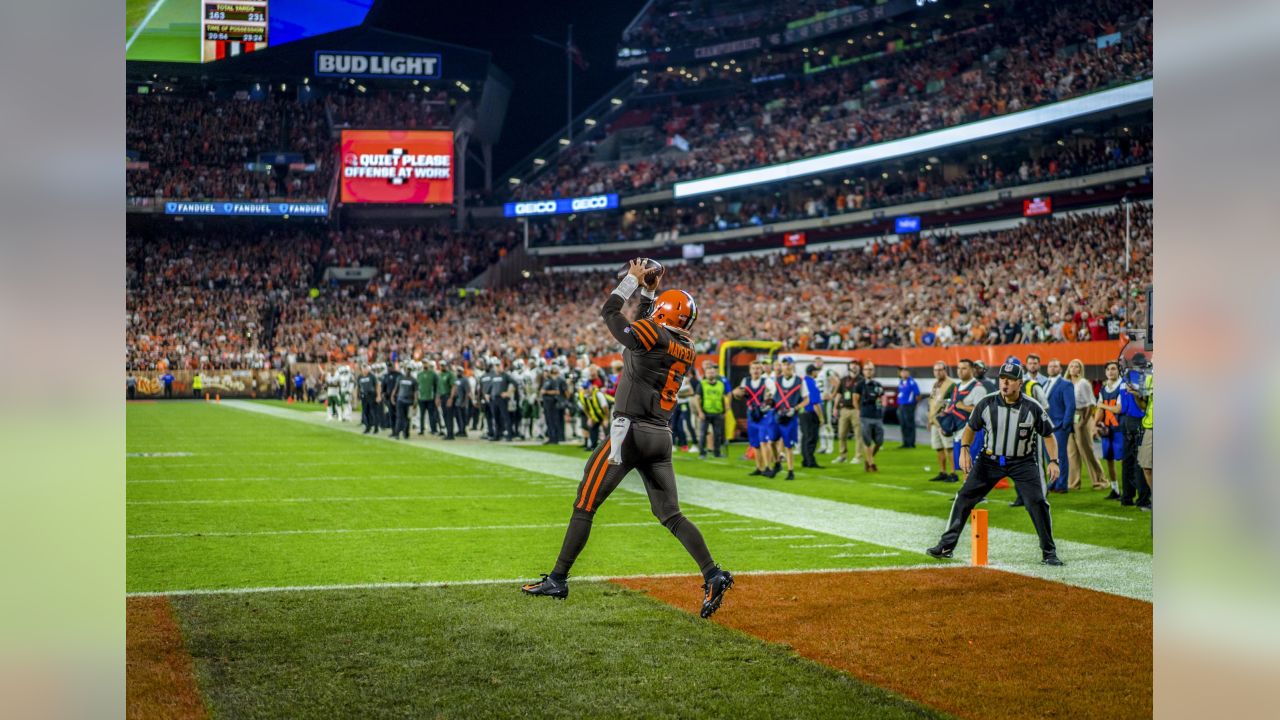 Ravens quiet the 'Dawg Pound' in lopsided win over the Browns