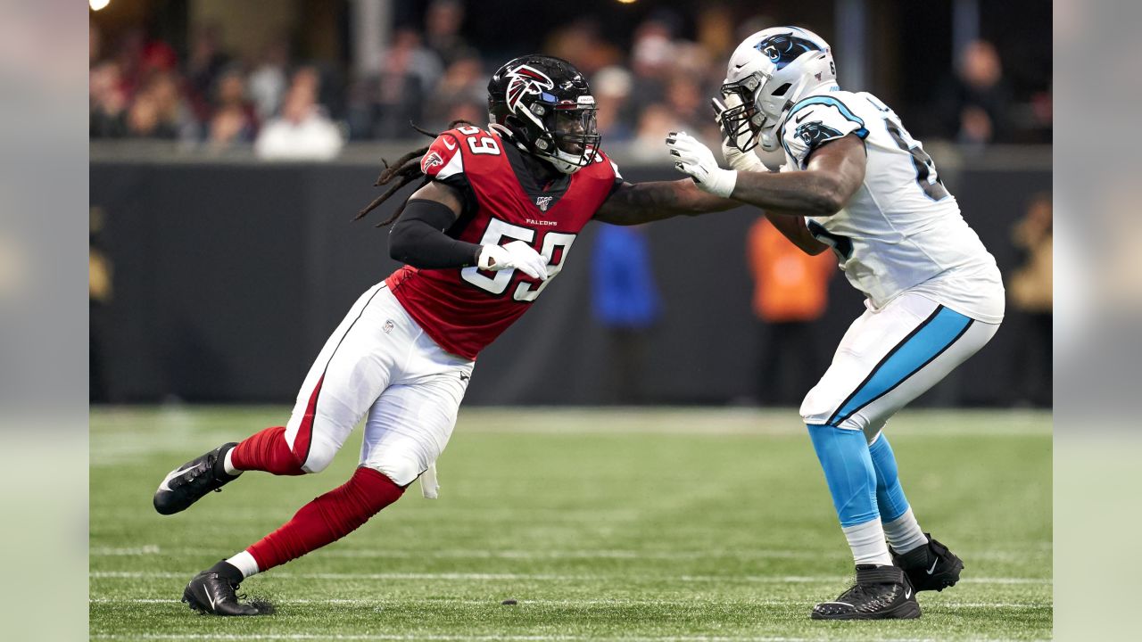 Atlanta Falcons outside linebacker De'Vondre Campbell (59) lines