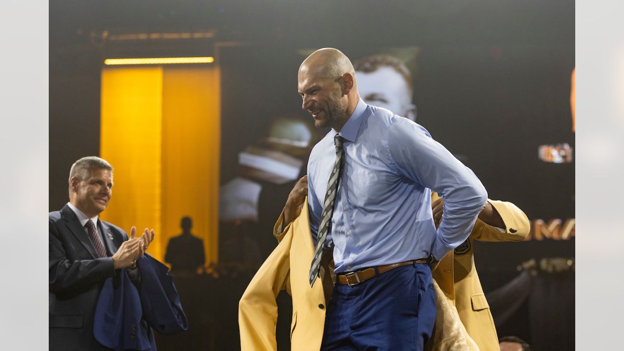 Browns' Joe Thomas receives Pro Football Hall of Fame gold jacket