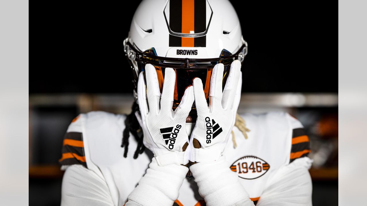 On field preview of the new throwback helmets 🔥 : r/Browns
