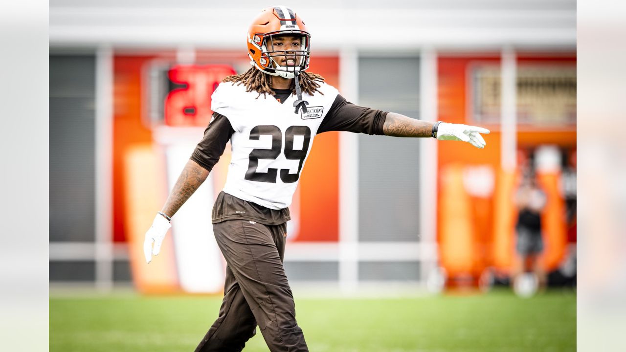 Cleveland Browns outside linebacker Malcolm Smith on the field