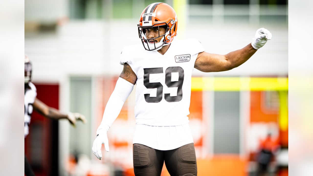 Cleveland Browns Fullback Johnny Stanton Poses With Critical Role T-Shirt