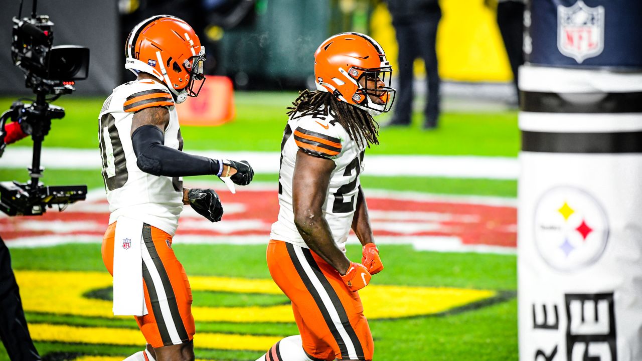 Cleveland Browns FaceTime Kevin Stefanski during playoff celebration