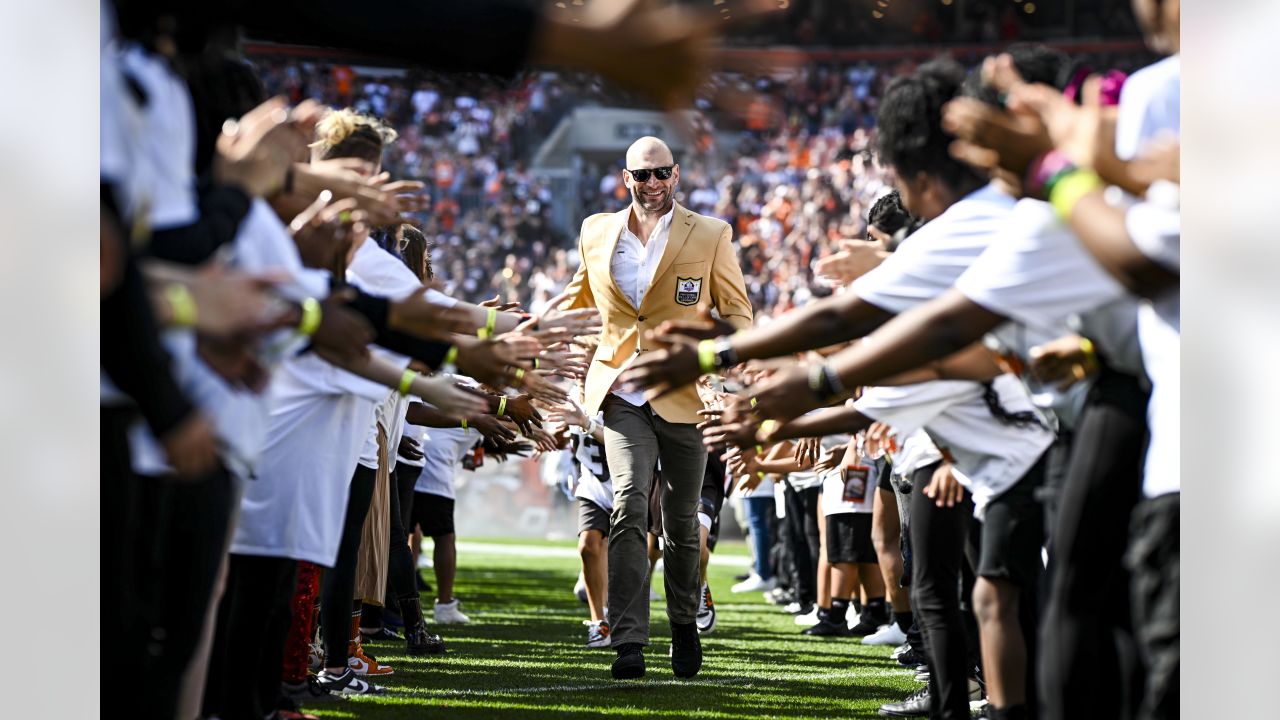 Joe Thomas receives Ring of Excellence during halftime of Ravens vs. Browns