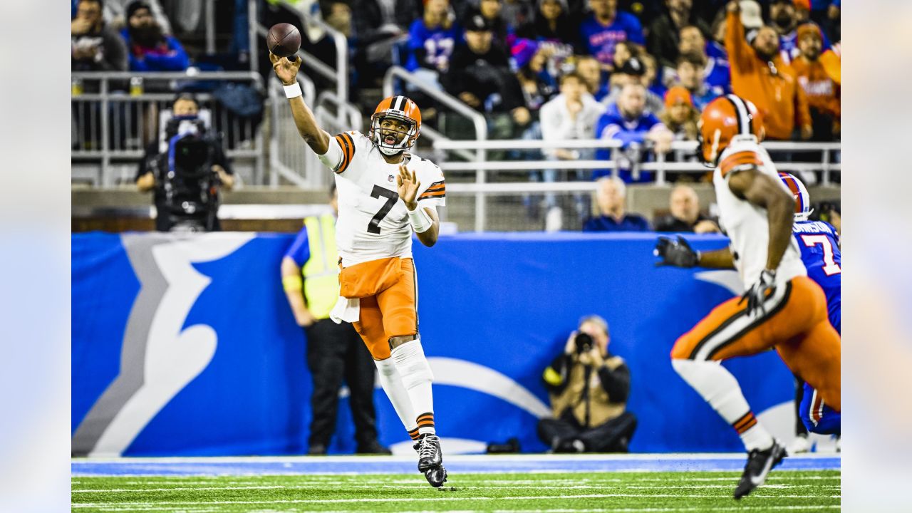 Bills, Browns fans take over Ford Field