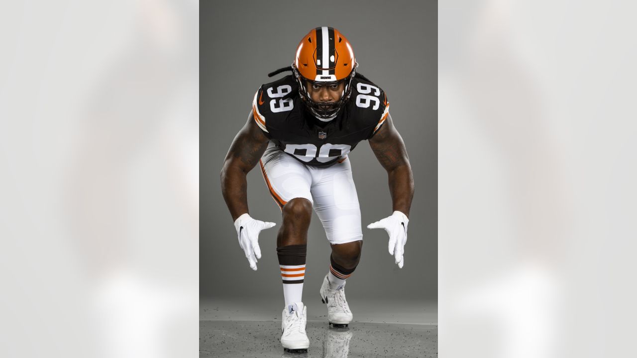 Cleveland Browns defensive end Za'Darius Smith (99) walks off of