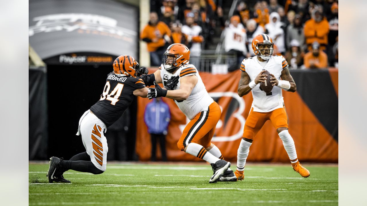 Cleveland Browns guard Joel Bitonio stretches during the NFL football  team's training camp, Tuesday, Aug. 9, 2022, in Berea, Ohio. (AP Photo/Ron  Schwane Stock Photo - Alamy