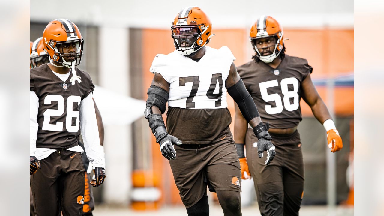 Browns place Chris Hubbard, MJ Stewart and Andy Janovich on