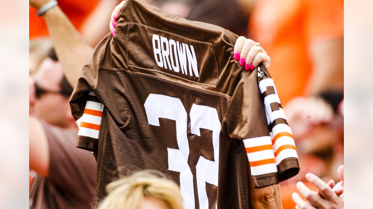 Plaque commemorating Jim Brown, the NFL Cleveland Browns Fullback from 1957-1965,  and his entry into the Pro Football Hall of Fame in 1971 Stock Photo - Alamy