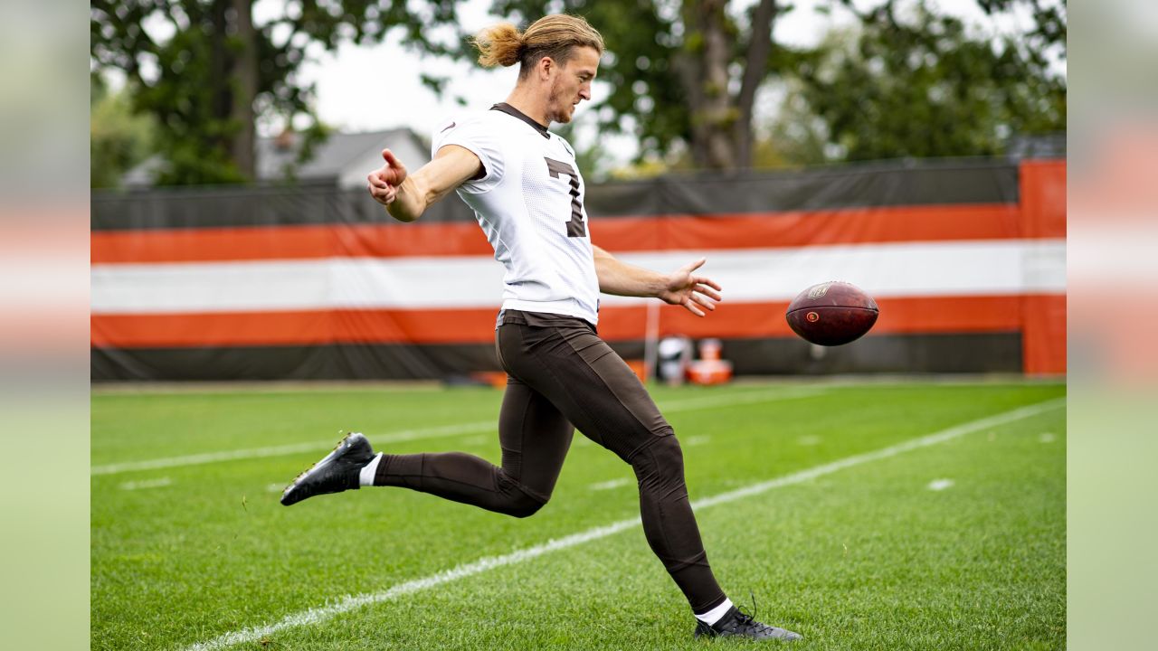 Cleveland Browns punter Jamie Gillan warms up before an NFL football game  against the Tennessee Titans, Sunday, Sept. 8, 2019, in Cleveland. (AP  Photo/David Richard Stock Photo - Alamy