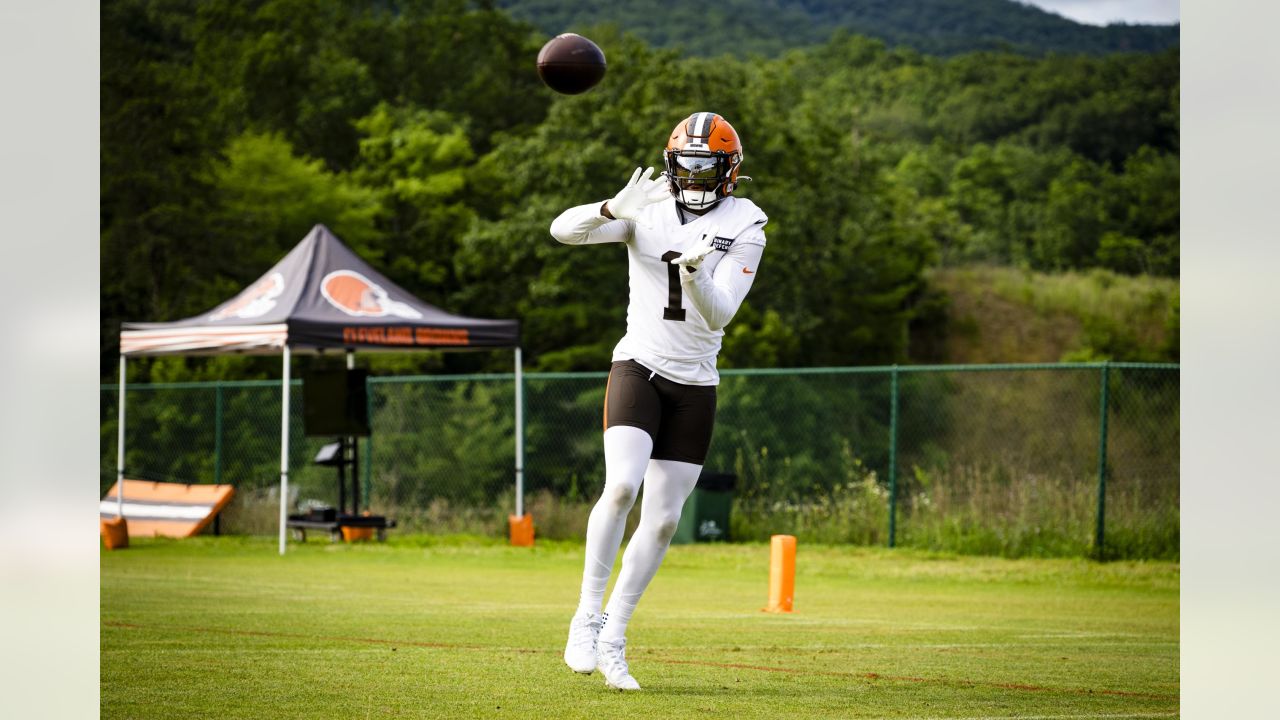 Cleveland Browns guard Joel Bitonio stretches during the NFL football  team's training camp, Tuesday, Aug. 9, 2022, in Berea, Ohio. (AP Photo/Ron  Schwane Stock Photo - Alamy