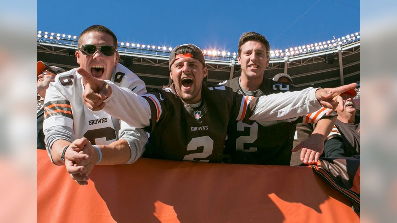 Cleveland Browns vs. Pittsburgh Steelers. Fans support on NFL Game.  Silhouette of supporters, big screen with two rivals in background Stock  Photo - Alamy