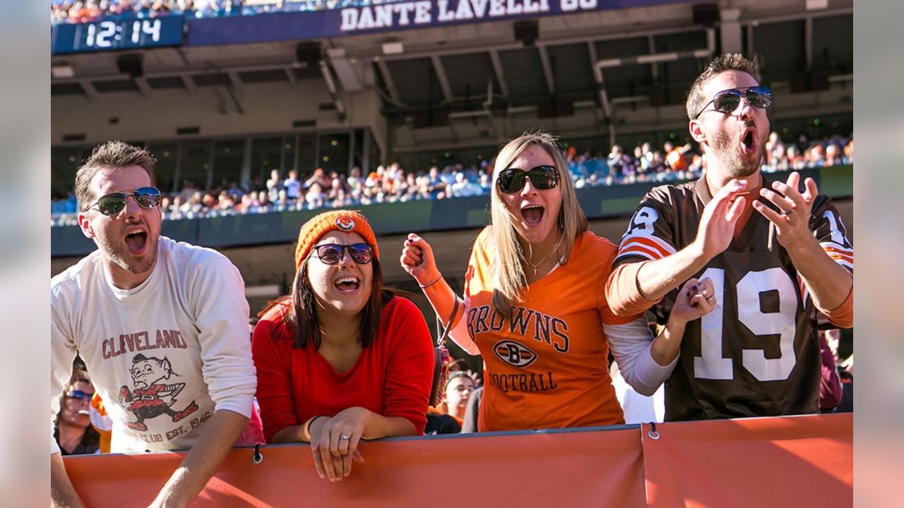 Cleveland Browns vs. Pittsburgh Steelers. Fans support on NFL Game.  Silhouette of supporters, big screen with two rivals in background Stock  Photo - Alamy