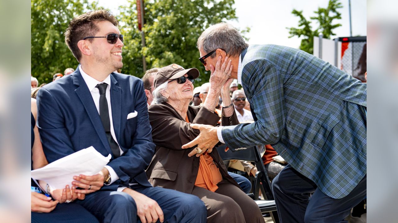 Browns unveil statue of Hall of Fame QB Otto Graham 