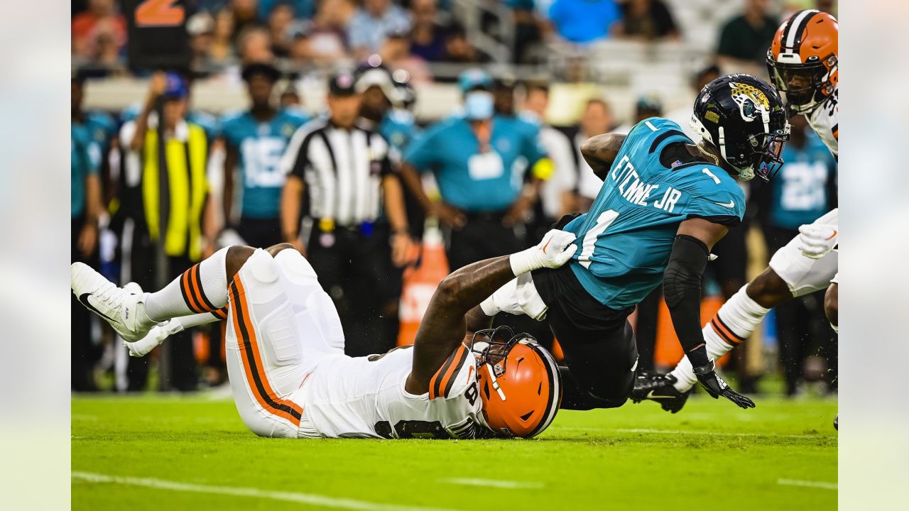 Browns survive late scare, hold on to beat Jaguars 27-25