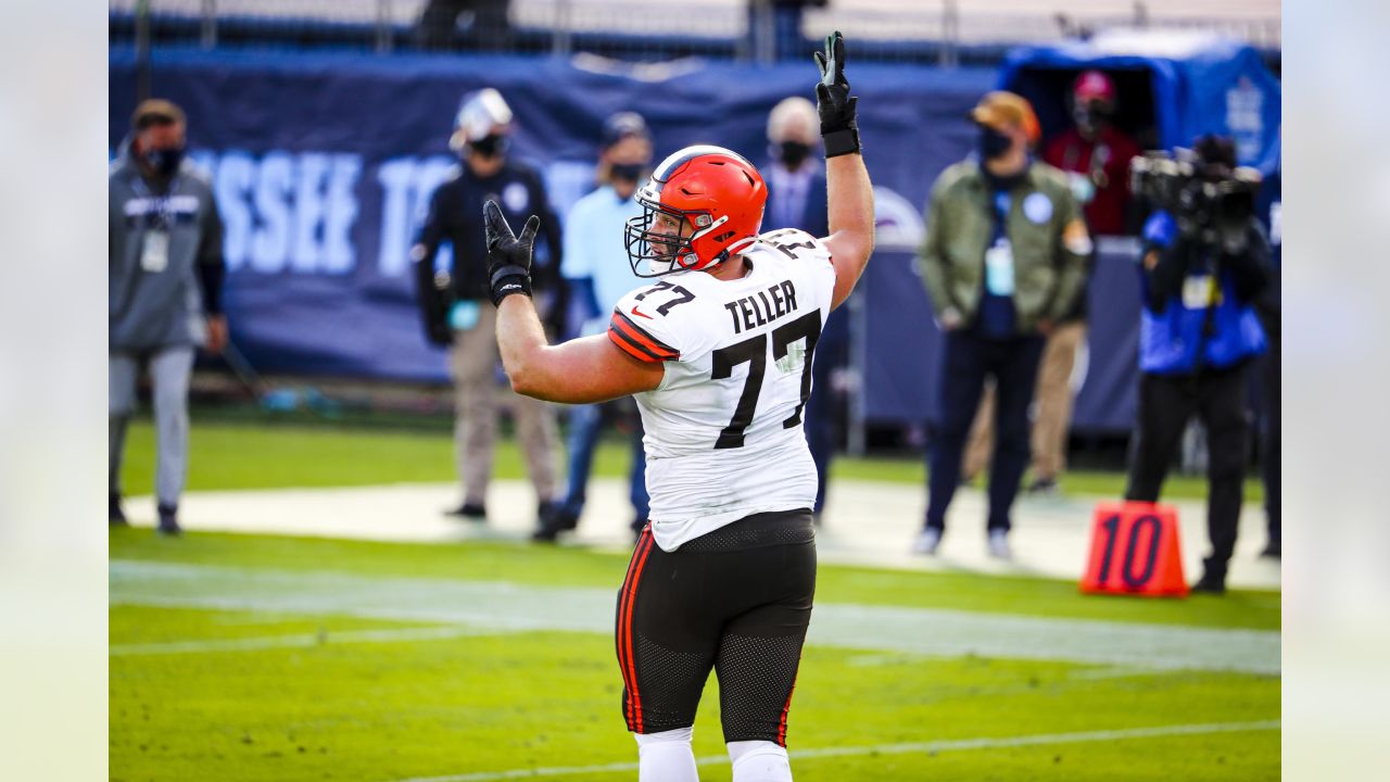 Browns storm Titans with first-half blitz, hang on to clinch first