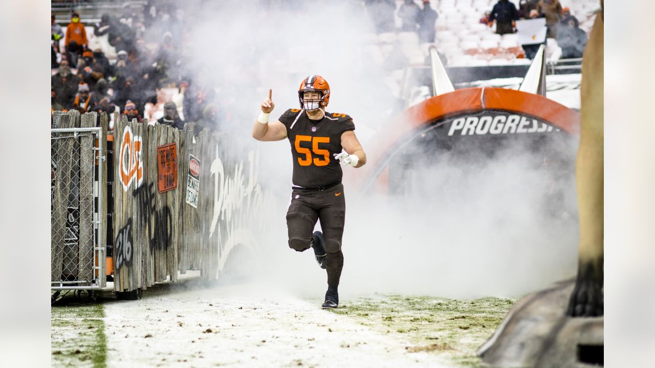 Source - Browns agree to re-sign center Ethan Pocic - ESPN